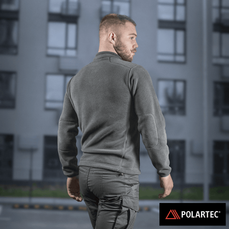 Mand iført M-Tac Nord Polartec Fleecejakke i grå, fremstillet af premium Polartec serien. Perfekt til hverdag og sport.