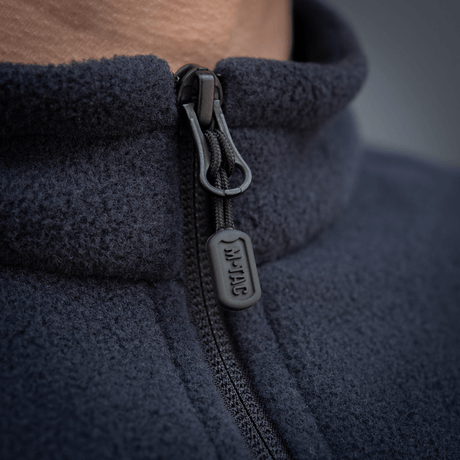 Nærbillede af M-Tac Nord Polartec Fleecejakke lynlås, der viser kvalitet og detaljer i Polartec® 200 Series fleece stof.