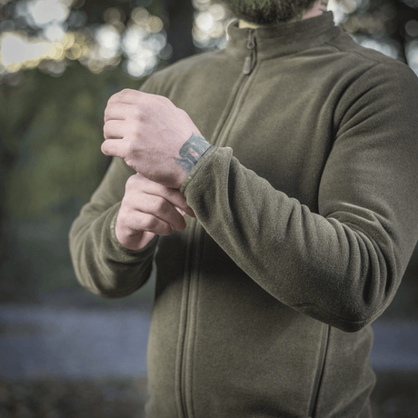 M-Tac Nord Polartec Fleecejakke i brug, viser høj varmeisolering og stil.