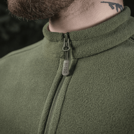 M-Tac Nord Polartec Fleecejakke i grøn, lavet af premium Polartec® 200 fleece, der kombinerer stil, funktionalitet og varme.