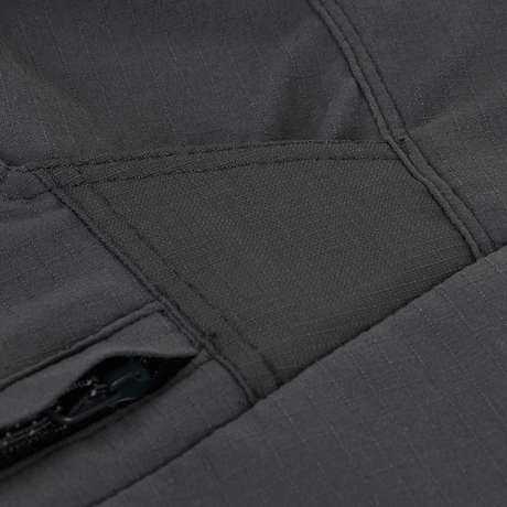 Nærbillede af M-Tac Aggressor Summer Flex Shorts med Flex Rip-Stop stof, der viser lynlås og sømme. Perfekte til taktisk brug.