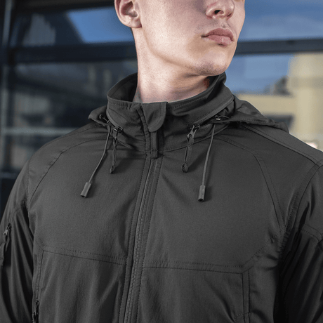 M-Tac Flash Jakke i urban miljø, ideel til vandreture og sport, let og alsidig uden velcro på ærmerne, perfekt til daglig brug.