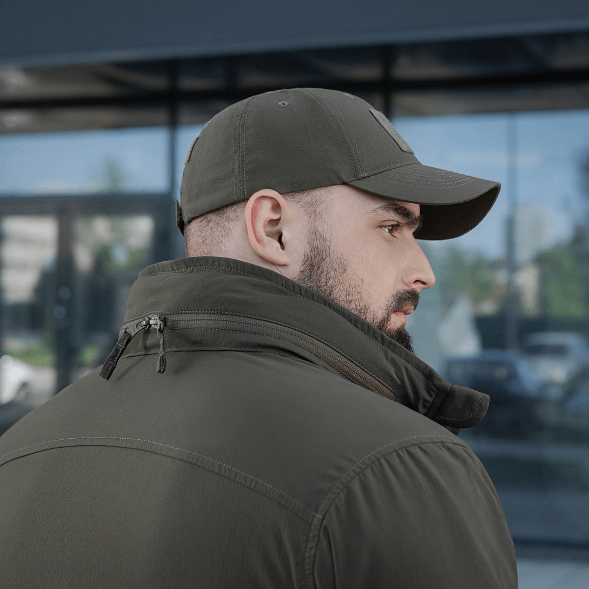 Mand iført M-Tac Flash Jakke, der viser jakkenes alsidige og letvægtsdesign, perfekt til vandreture og hverdag.