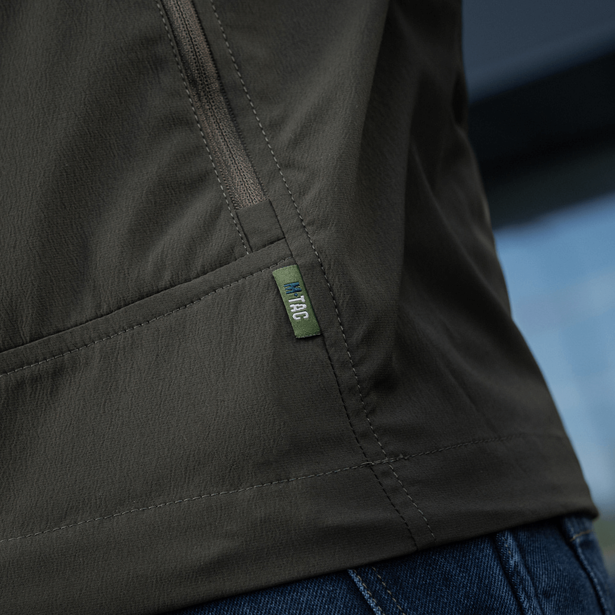 M-Tac Flash Jakke med letvægtsdesign, ideel til vandreture og sport, viser praktiske lommer og enkel stil, nem at kombinere med almindeligt tøj.