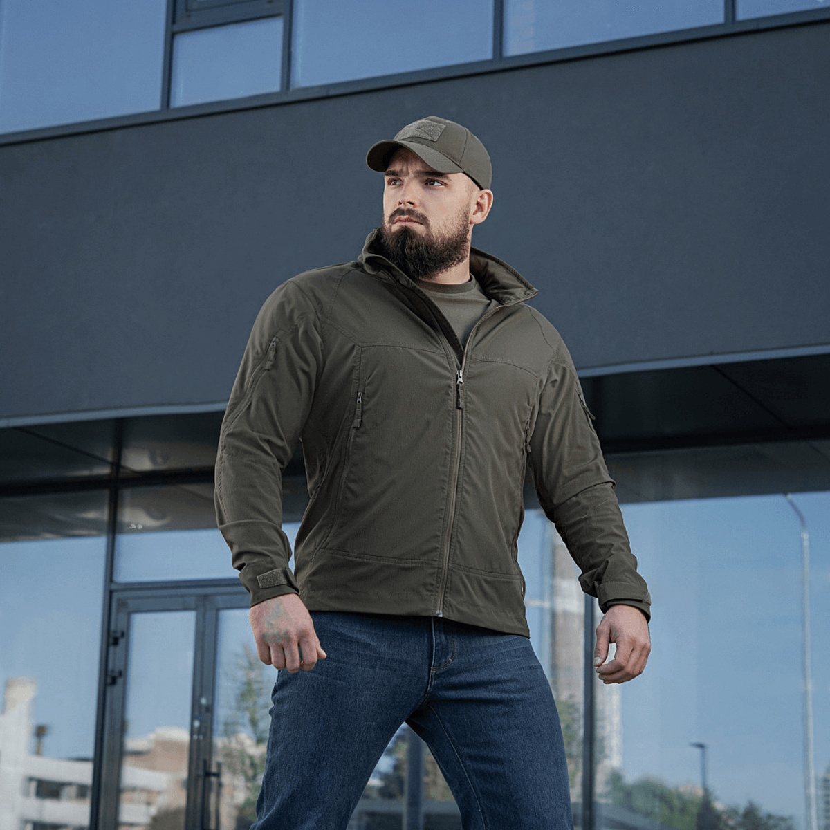 M-Tac Flash Jakke til mænd, der tilbyder lethed og alsidighed, ideel til både sport og dagligt brug, uden velcrodetaljer på ærmerne.