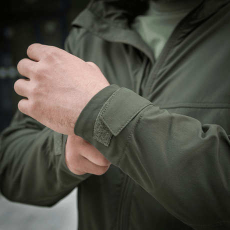 M-Tac Flash Jakke med praktisk design og justerbare ærmer til outdoor aktiviteter og komfort i bevægelse.