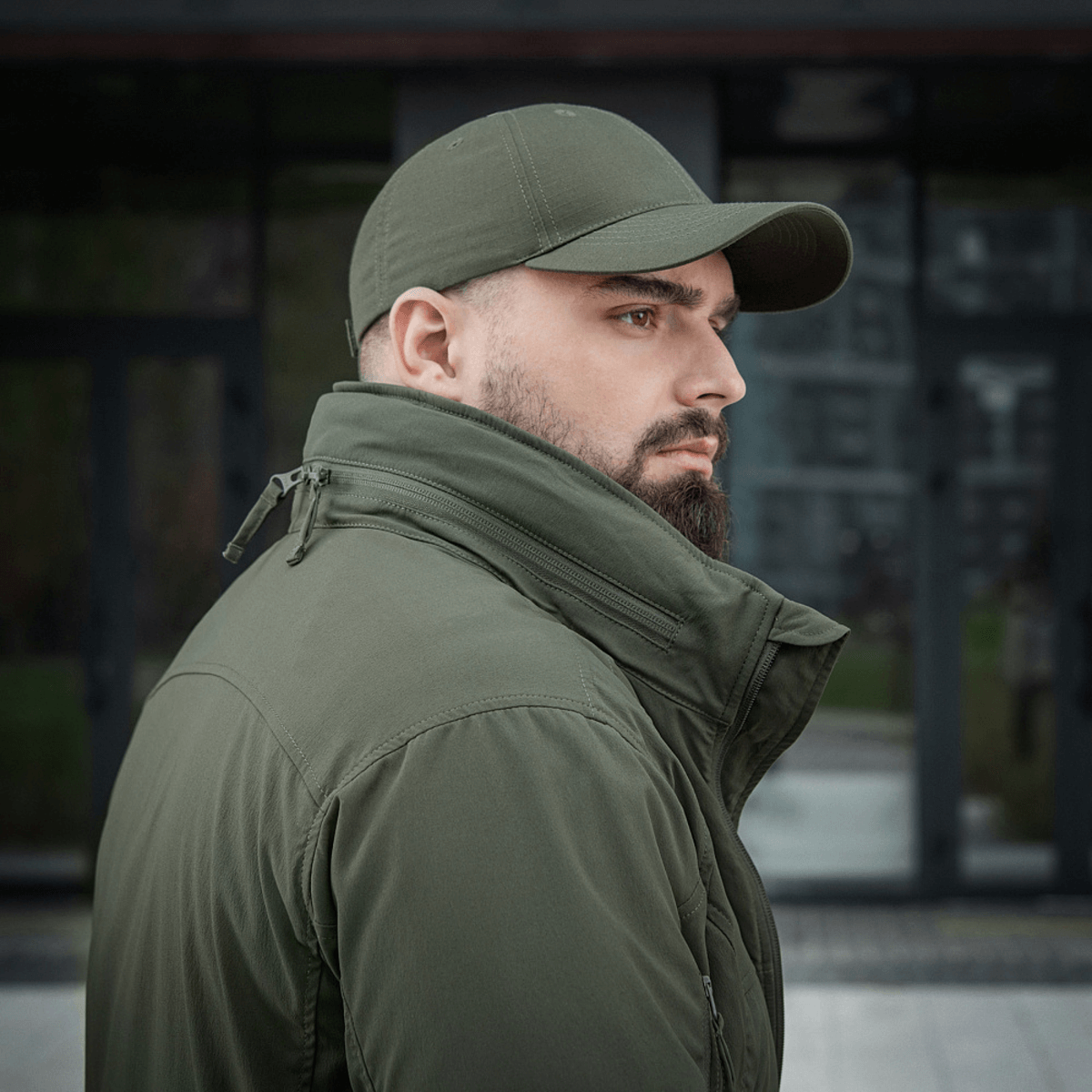 M-Tac Flash Jakke - let og alsidig jakke til vandreture, sport og hverdag, nem at kombinere med almindeligt tøj, her vist i grøn.