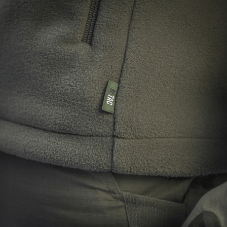 M-Tac Combat Fleece Jakke i olivengrøn med tæt Himates fleece og NIJ-certificering, detaljeret billede af materiale og label, gallery position 1