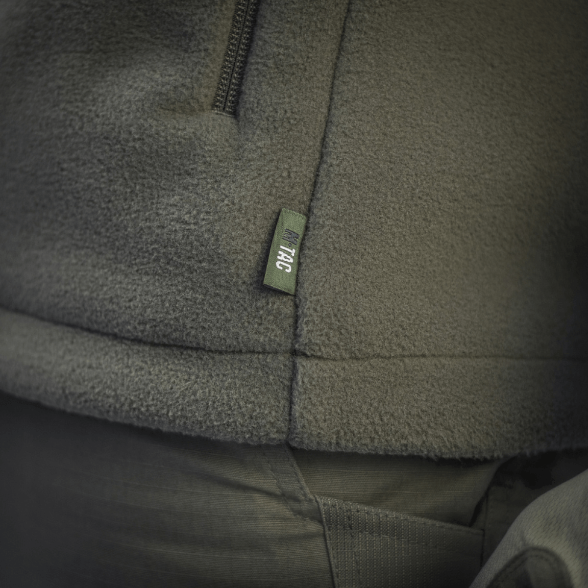Detalje af M-Tac Combat Fleece Jakke med innovativt Himates fleece og vindtæt stof. Komfort og holdbarhed. Fokus på funktionalitet.