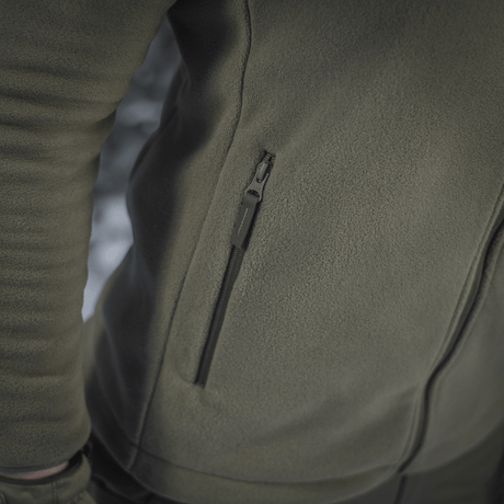M-Tac Combat Fleece Jakke i olivengrøn med Himates fleece, tæt billede af lynlås og lommedetaljer, gallery position 1.