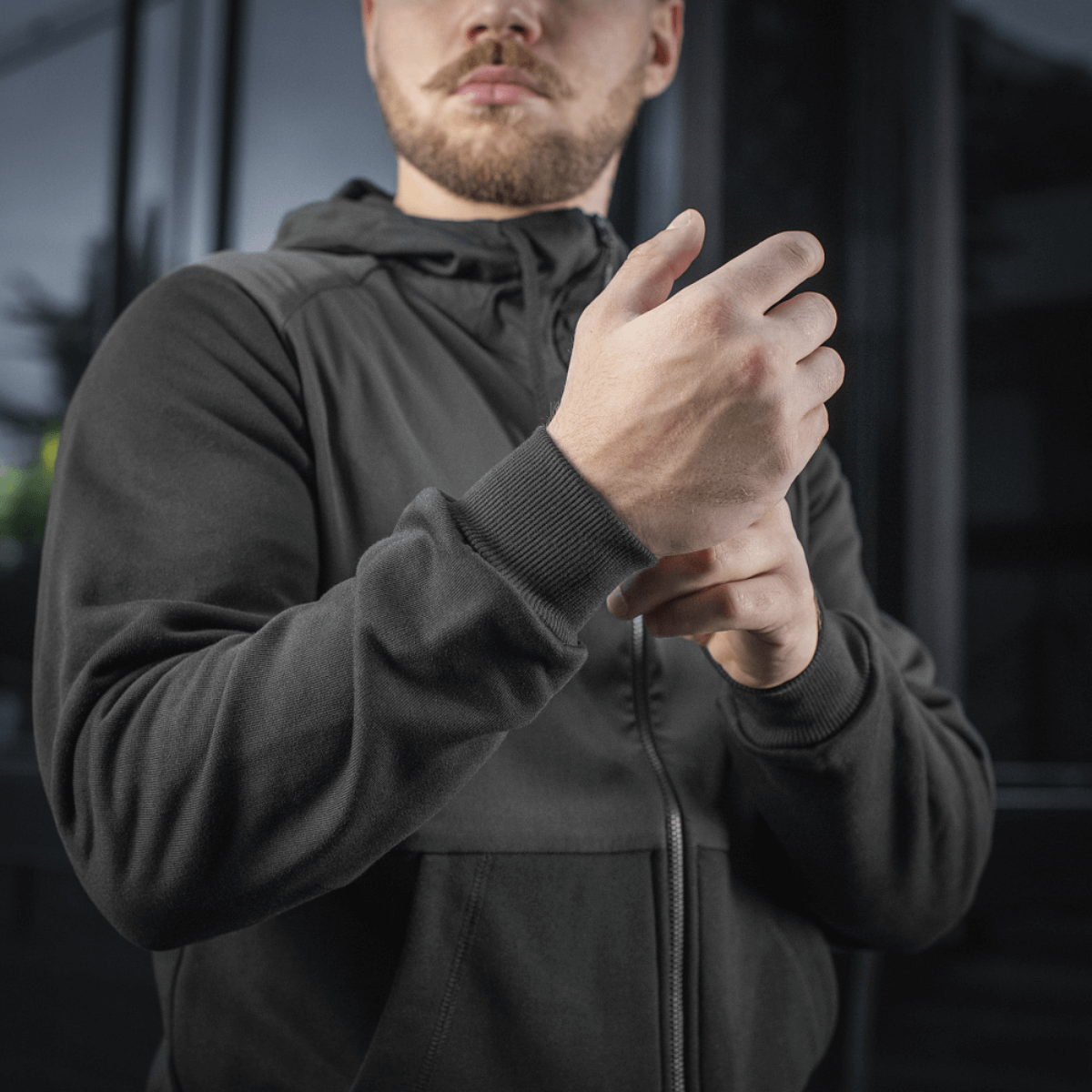 M-Tac Pilgrim Bomberjakke med stilfuld design, ribbede manchetter og komfortabel hætte til beskyttelse mod vind og kulde.