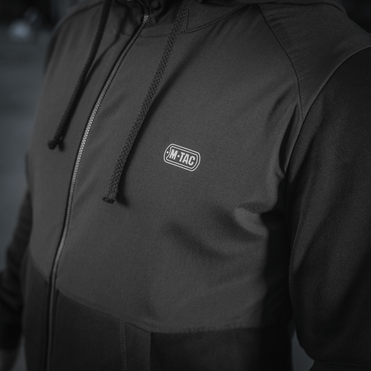 M-Tac Pilgrim Bomberjakke med central lynlås, stilfuldt design, sorte ribbede manchetter og M-Tac logo, ideel til hverdagsbrug og sport