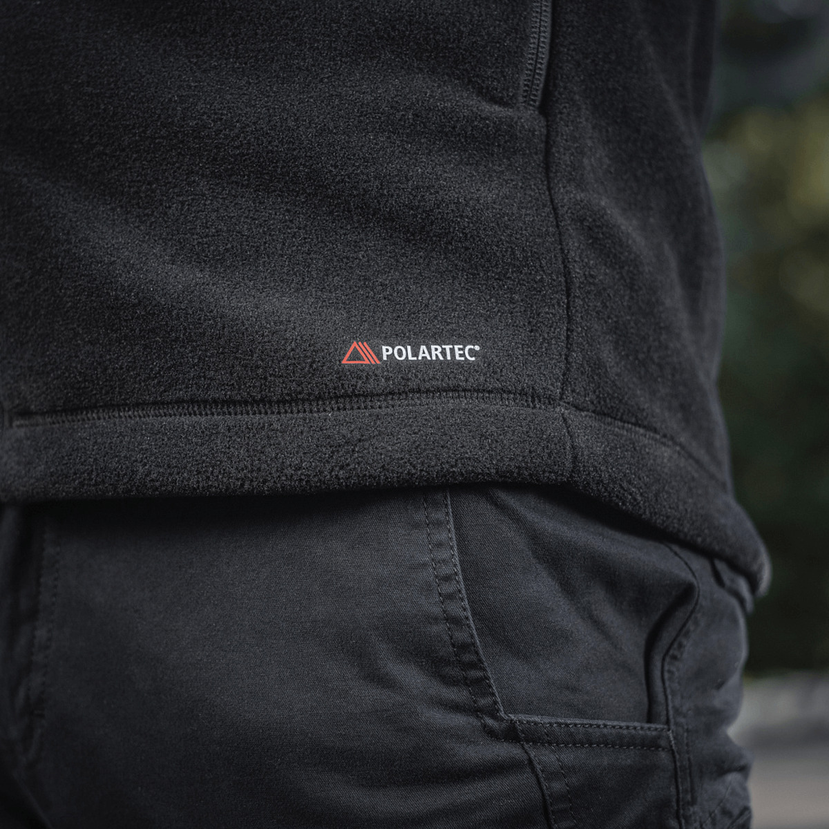Nærbillede af M-Tac Sprint Fleece Sweatshirt Polartec i sort med fokus på blødt Polartec-materiale og slitestærk konstruktion.