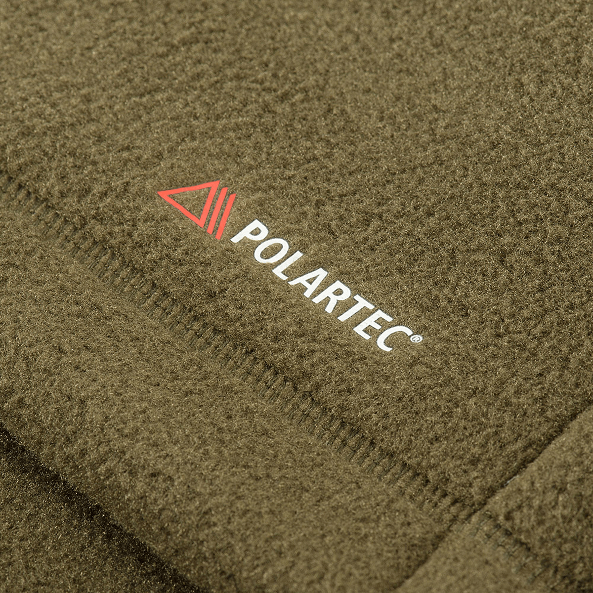 Nærbillede af M-Tac Sprint Fleece Sweatshirt Polartec materiale i grøn med Polartec® logo. Perfekt til komfort og holdbarhed.