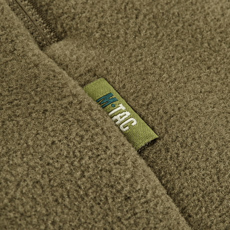 Nærbillede af M-Tac Sprint Fleece Sweatshirt Polartec label på olivengrøn fleece stof