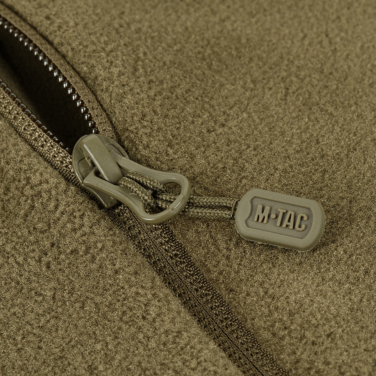 Nærbillede af M-Tac Sprint Fleece Sweatshirt Polartec med lynlås og M-Tac logo, fremstillet af holdbart Polartec 200 Series fleece.