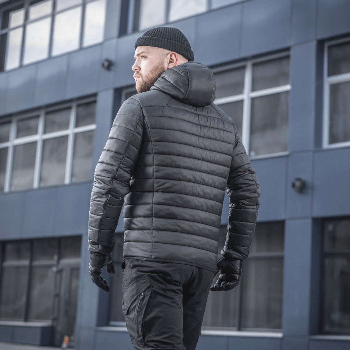 M-Tac Stalker Gen.III Jakke i moderne design, perfekt til overgangssæsonen, set bagfra med hætte og høj krave, komfortabel til -15°C.