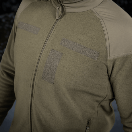 M-Tac Combat Fleece Polartec Jakke med vind- og strækstofindlæg, perfekt til taktisk brug, YKK lynlåse og velcro-paneler.