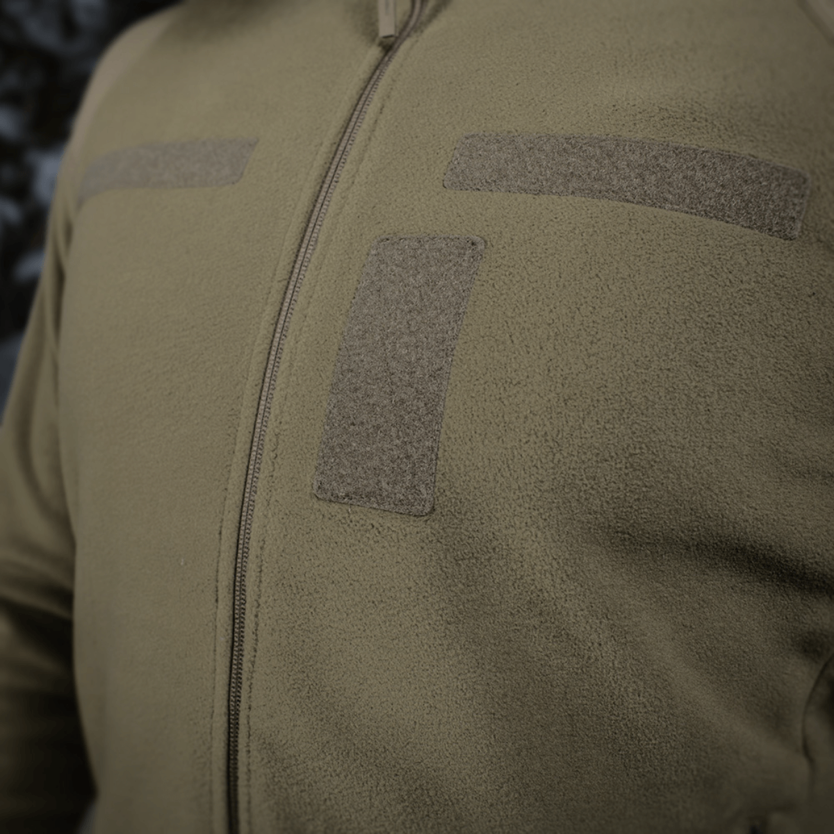 Nærbillede af M-Tac Combat Fleece Polartec Jakke med YKK lynlåse og Velcro-paneler i en taktisk design