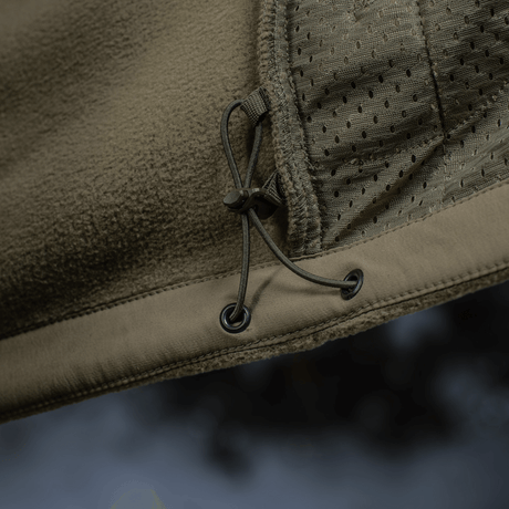 Nærbillede af M-Tac Combat Fleece Polartec Jakke med vind- og strækbare indsatser. Detalje af YKK lynlås og meshindsats.