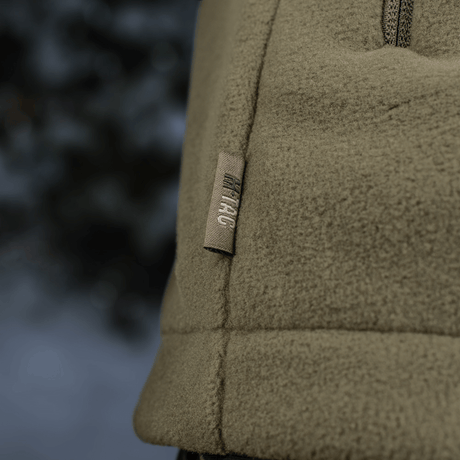 M-Tac Combat Fleece Polartec Jakke i nærbillede, viser materiale og design detaljer.