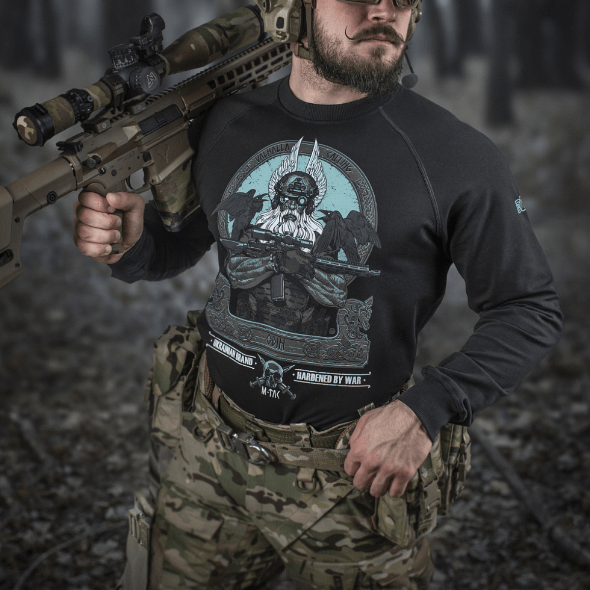 M-Tac Raglan Odin Mystery med Odin-motiv, afslappet og taktisk design, perfekt til hverdagsbrug, lavet af bomuld og elastan.