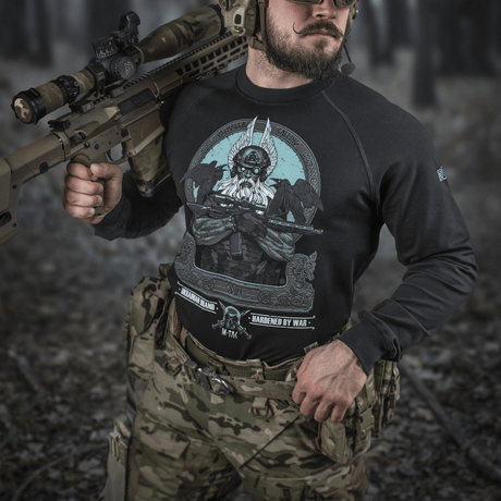 M-Tac Raglan Odin Mystery med Odin-motiv, afslappet og taktisk design, perfekt til hverdagsbrug, lavet af bomuld og elastan.