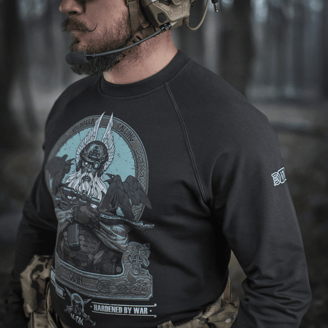 Mand iført M-Tac Raglan Odin Mystery med motiv af Odin, premium trykstykke, til casual eller taktisk stil, nordisk mytologi inspireret.