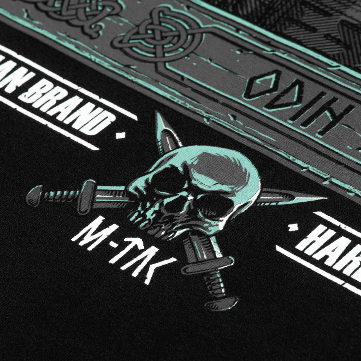 Detalje af M-Tac Raglan Odin Mystery med Odins motiv i grøn og grå farver, fremhæver mærkets tema og stil.