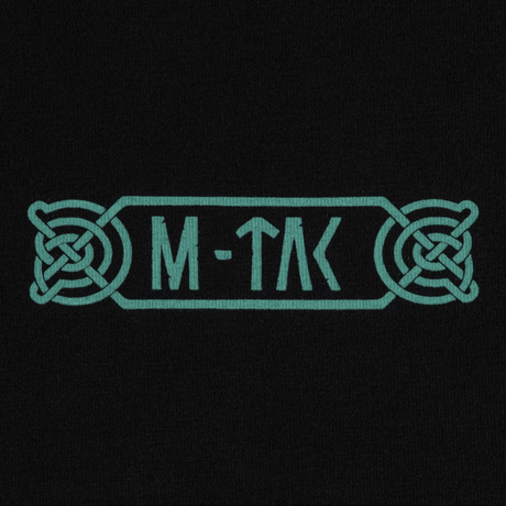 Logo på M-Tac Raglan Odin Mystery, tematisk raglan med Odin motiv, nordisk mytologi inspireret premium MagnaColours® tryk, sort baggrund