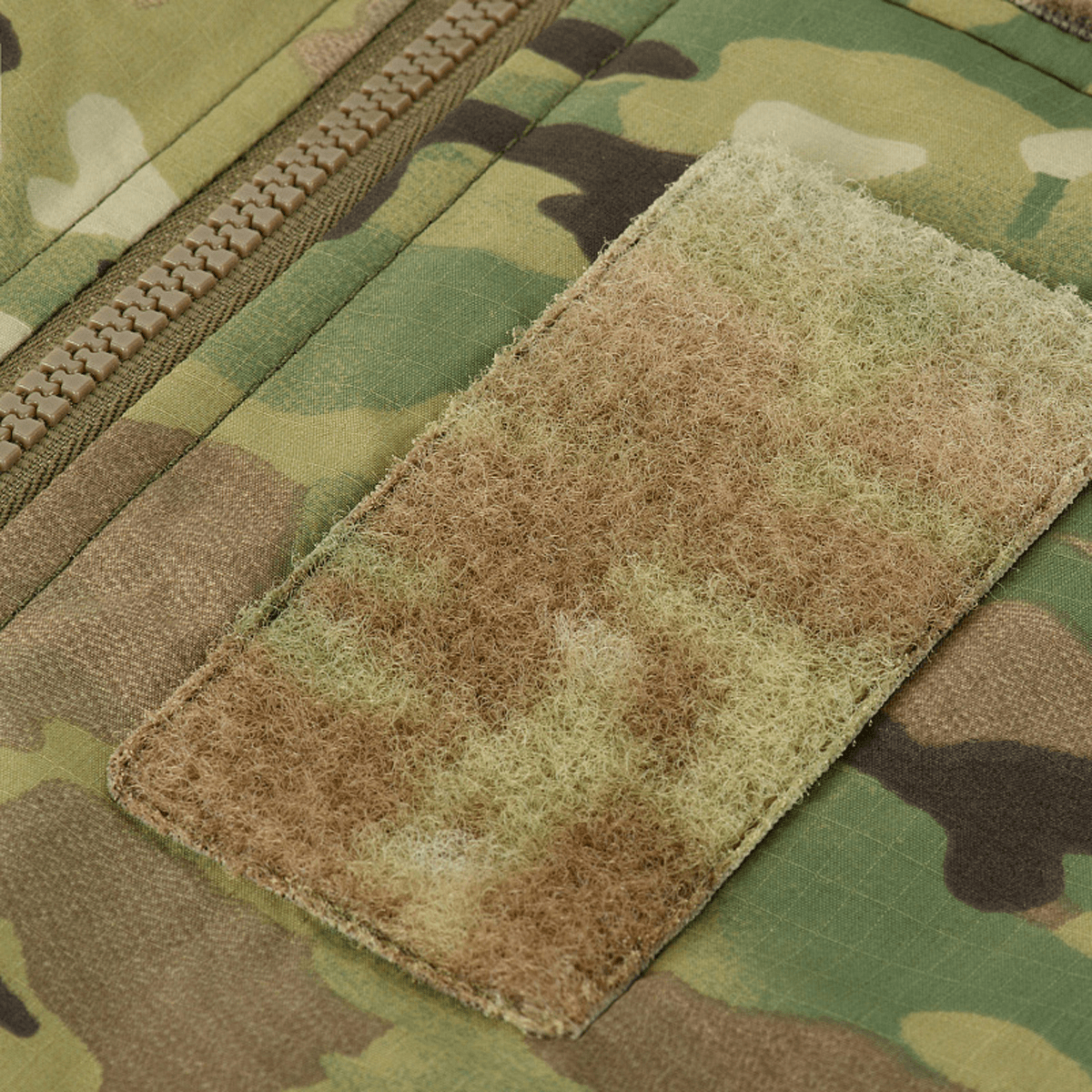 M-Tac Alpha Gen.IV Pro Primaloft Vinterjakke detalje i original Multicam med pålidelig stof og robust lynlås fra Brookwood.