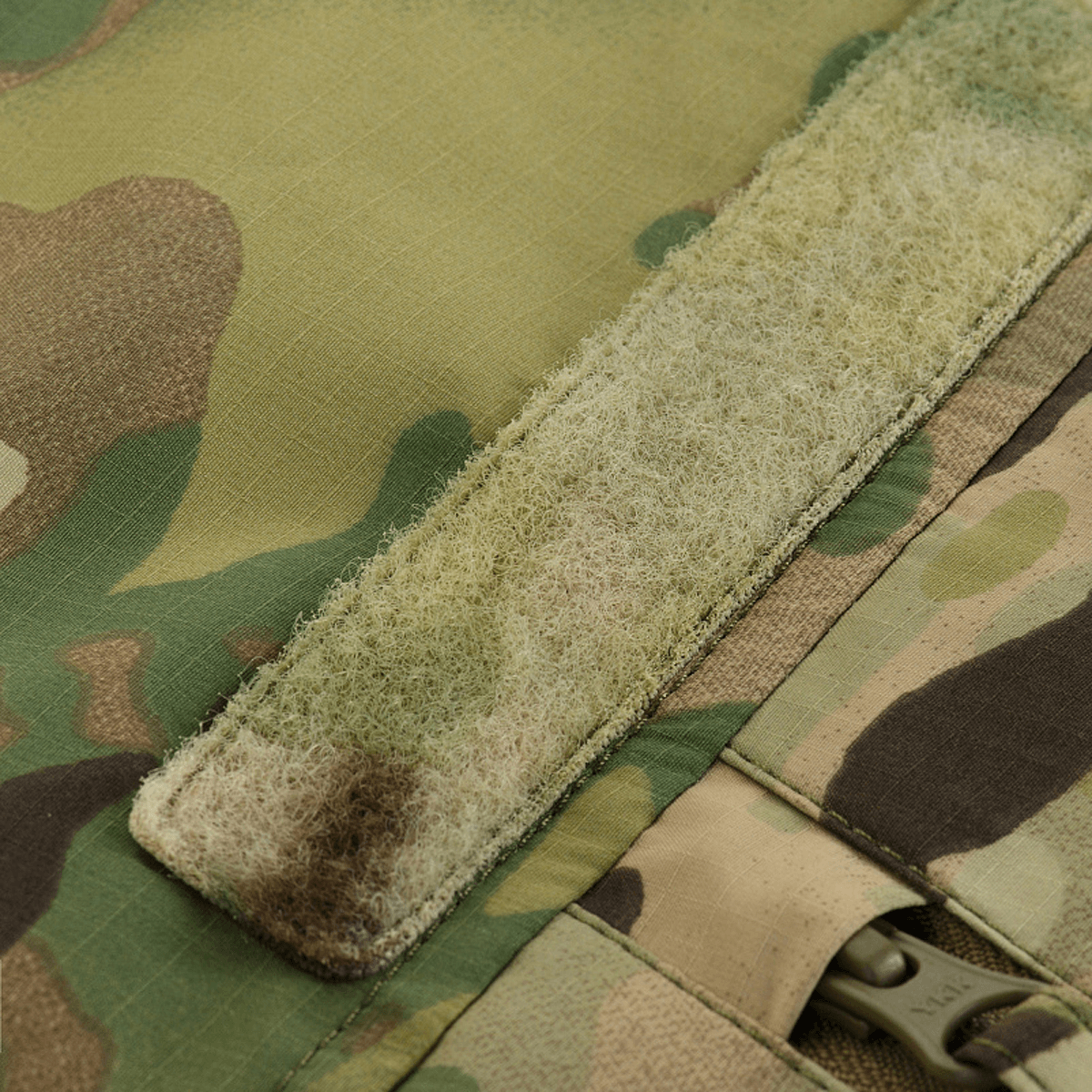 Detalje af M-Tac Alpha Gen.IV Pro Primaloft Vinterjakke med originalt Multicam mønster og holdbart velcrodesign.