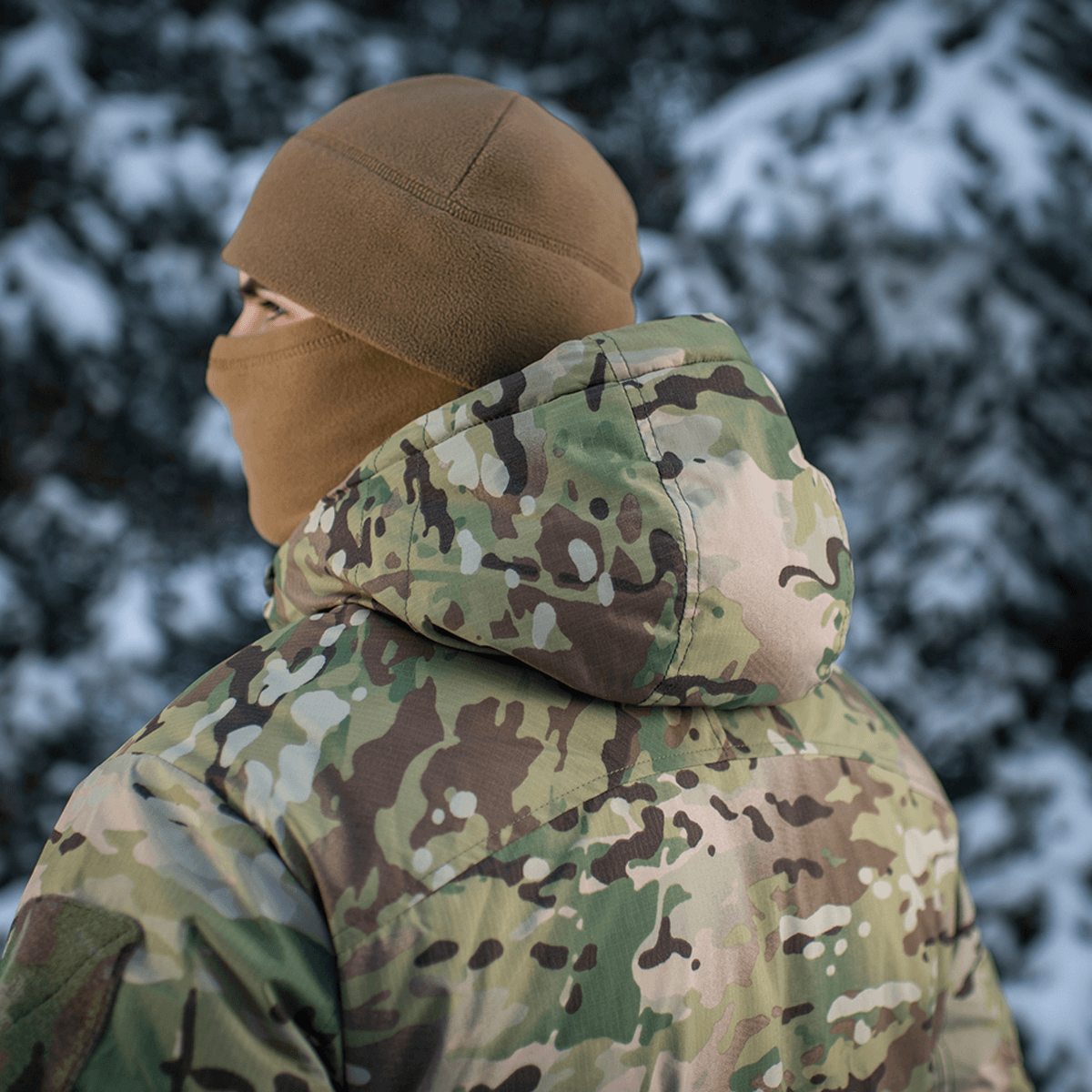 M-Tac Alpha Gen.IV Pro Primaloft Vinterjakke i Multicam, ideel til kulde ned til -20°C. Holdbar og funktionel jakke mod snevejr.