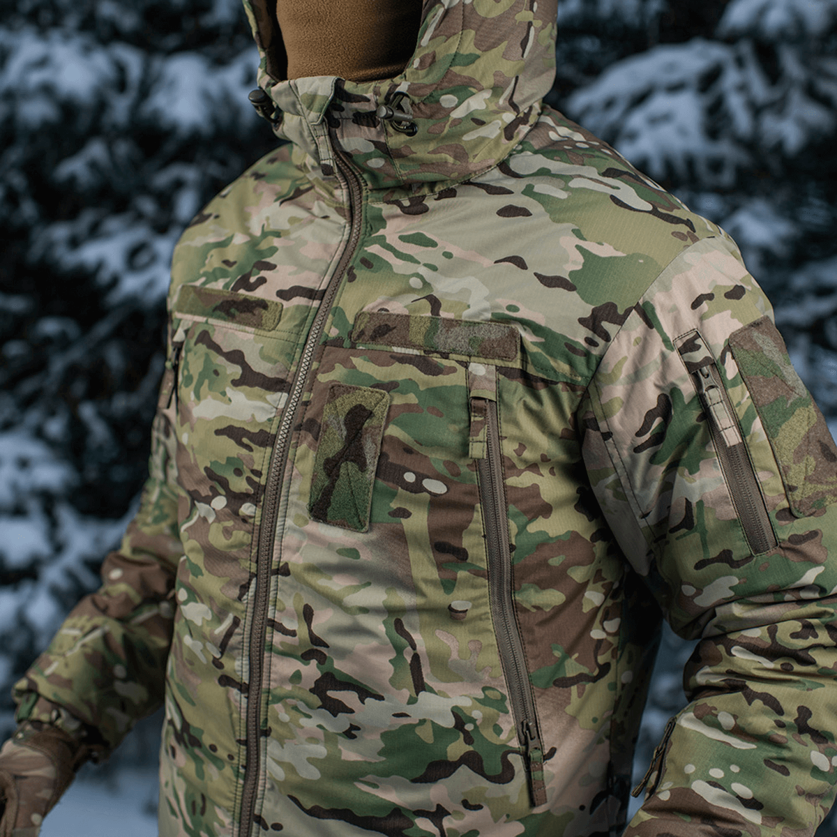 M-Tac Alpha Gen.IV Pro Primaloft Vinterjakke i Multicam, viser holdbarhed og komfort for beskyttelse ned til -20°C, udendørs.