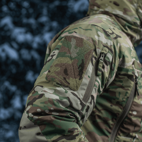 Detaljeret billede af M-Tac Alpha Gen.IV Pro Primaloft Vinterjakke med Multicam design og vandafvisende materiale.
