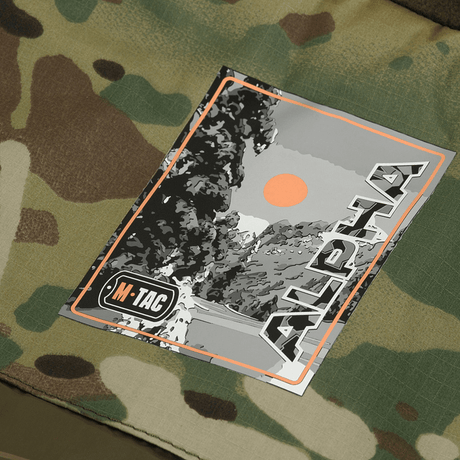 M-Tac Alpha Gen.IV Pro Primaloft Vinterjakke i Multicam mønster med holdbart Broxwood stof og det amerikanske mærke M-Tac logo.