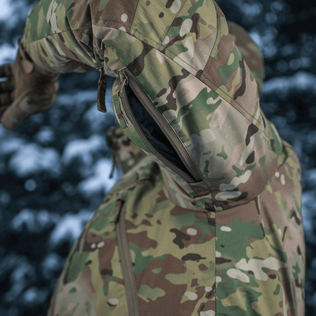 M-Tac Alpha Gen.IV Pro Primaloft Vinterjakke i Multicam-stof, der viser ventilationsfunktionalitet, ideel til ekstreme temperaturer.