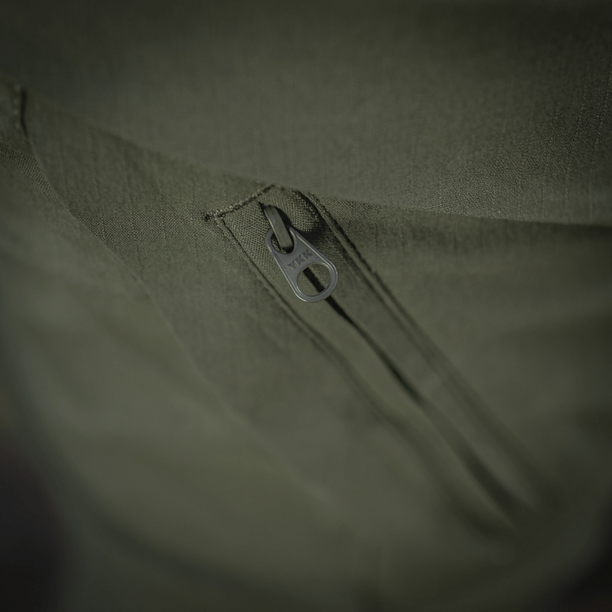 Nærbillede af YKK-lukning på M-Tac Bukser Aggressor Summer Flex Dame med Rip-Stop nylonstof