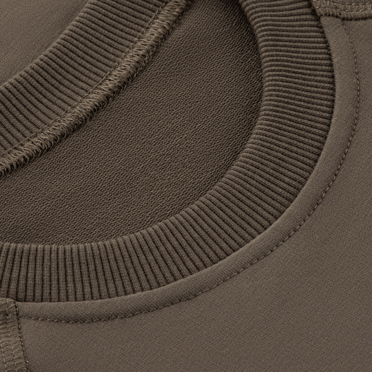 Nærbillede af M-Tac Raglan Logo krave, visende den behagelige pasform og materiale af 95% bomuld og 5% elastan.