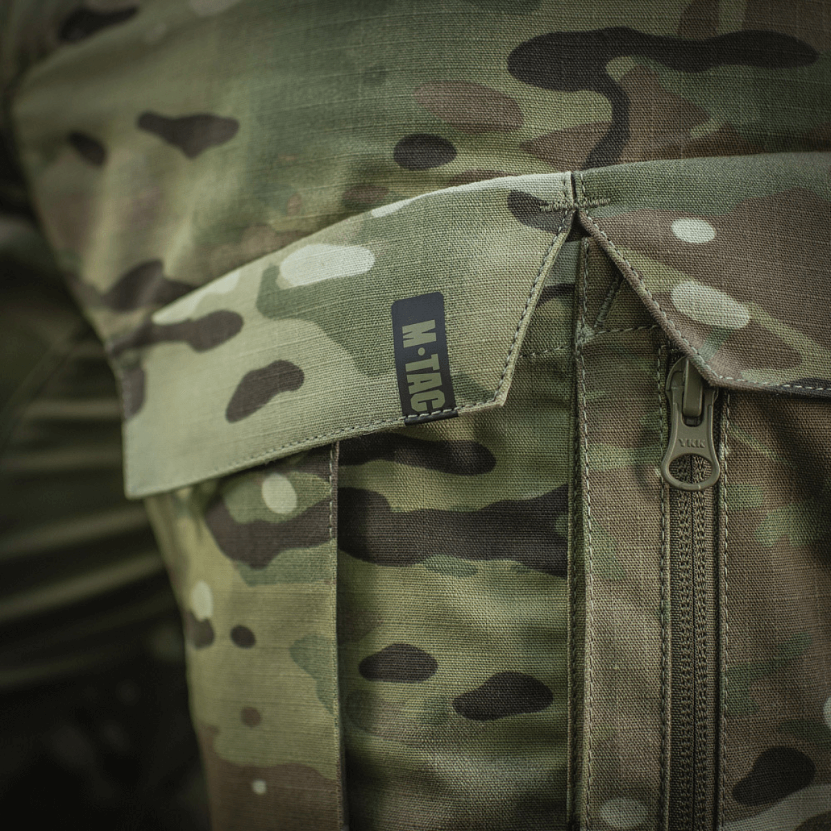 M-Tac Shorts STURM Gen.II Nyco Extreme i camouflage-look med forstærkninger, ideel til taktisk brug og outdoor aktiviteter. Fokus på detaljeret syning.