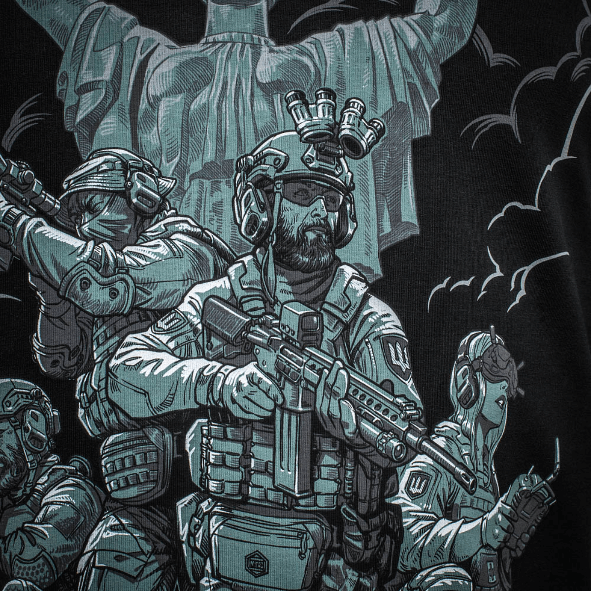 Militærinspireret design på M-Tac Hoodie Freedom med taktiske figurer, ideel til friluftsliv og hverdag.