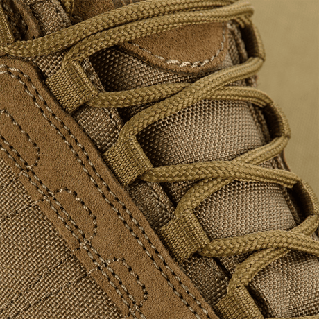 Nærbillede af snørebånd og tekstur på M-Tac Sneakers Tactical Demi-Season Pro Line, fremstillet af suede og Cordura.