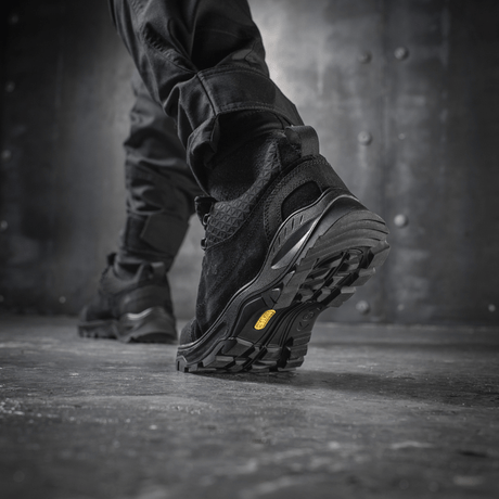 M-Tac Tactical Sneakers Patrol R Vent i sort, ideelle til trekking og outdoor-aktiviteter, vises på en robust overflade