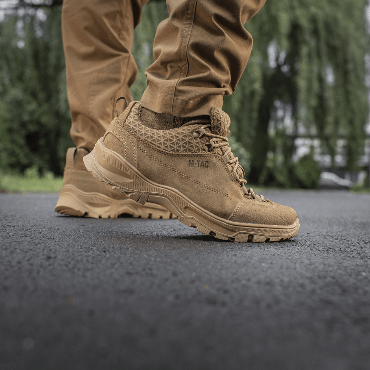 M-Tac Tactical Sneakers Patrol R Vent til trekking og løb med slidstærkt læder og åndbare meshdetaljer, set udendørs.