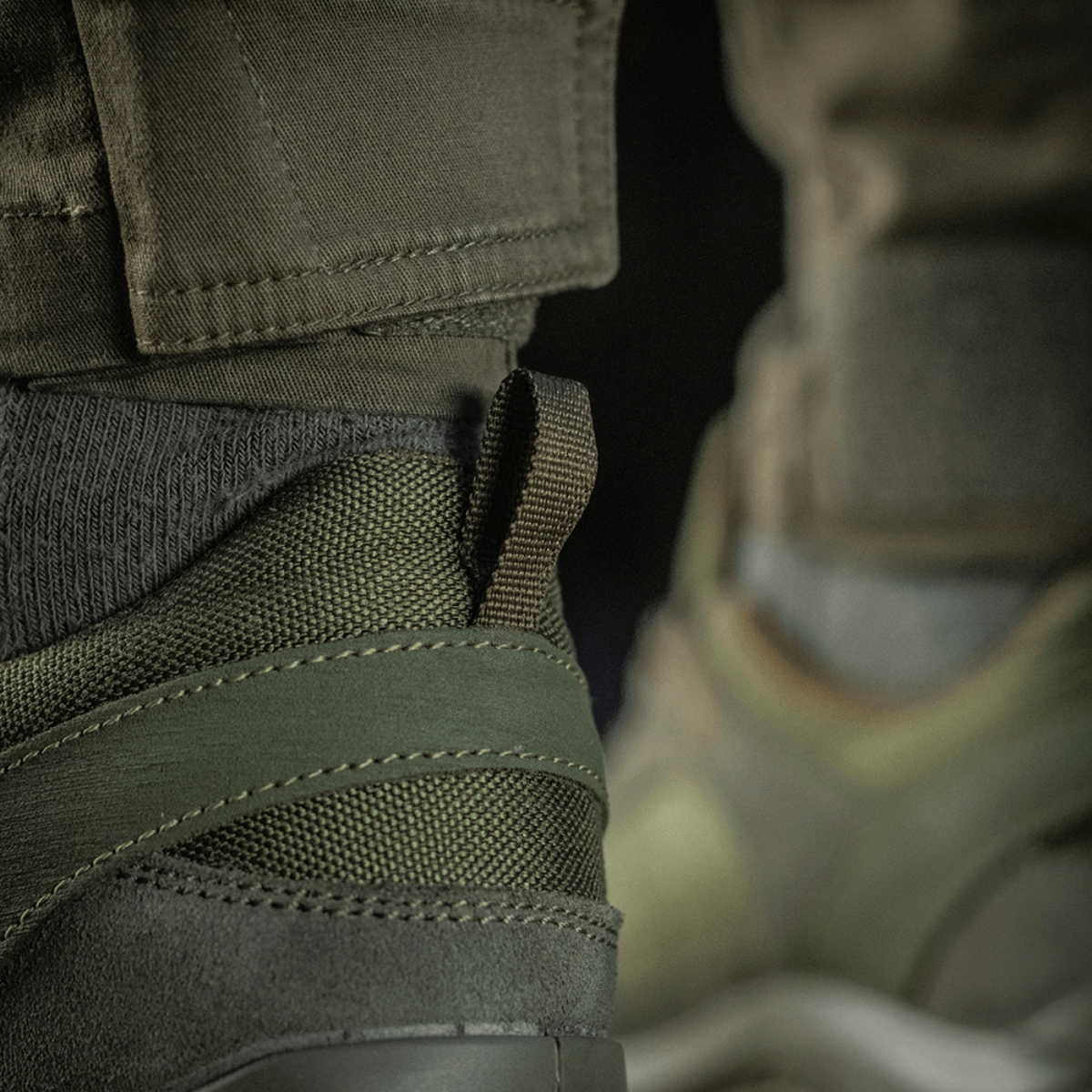 Nærbillede af Tactical Sneakers Demi-Season – let og komfortabel, viser detaljering af ruskind og Cordura overdel med gummiforstærkning.