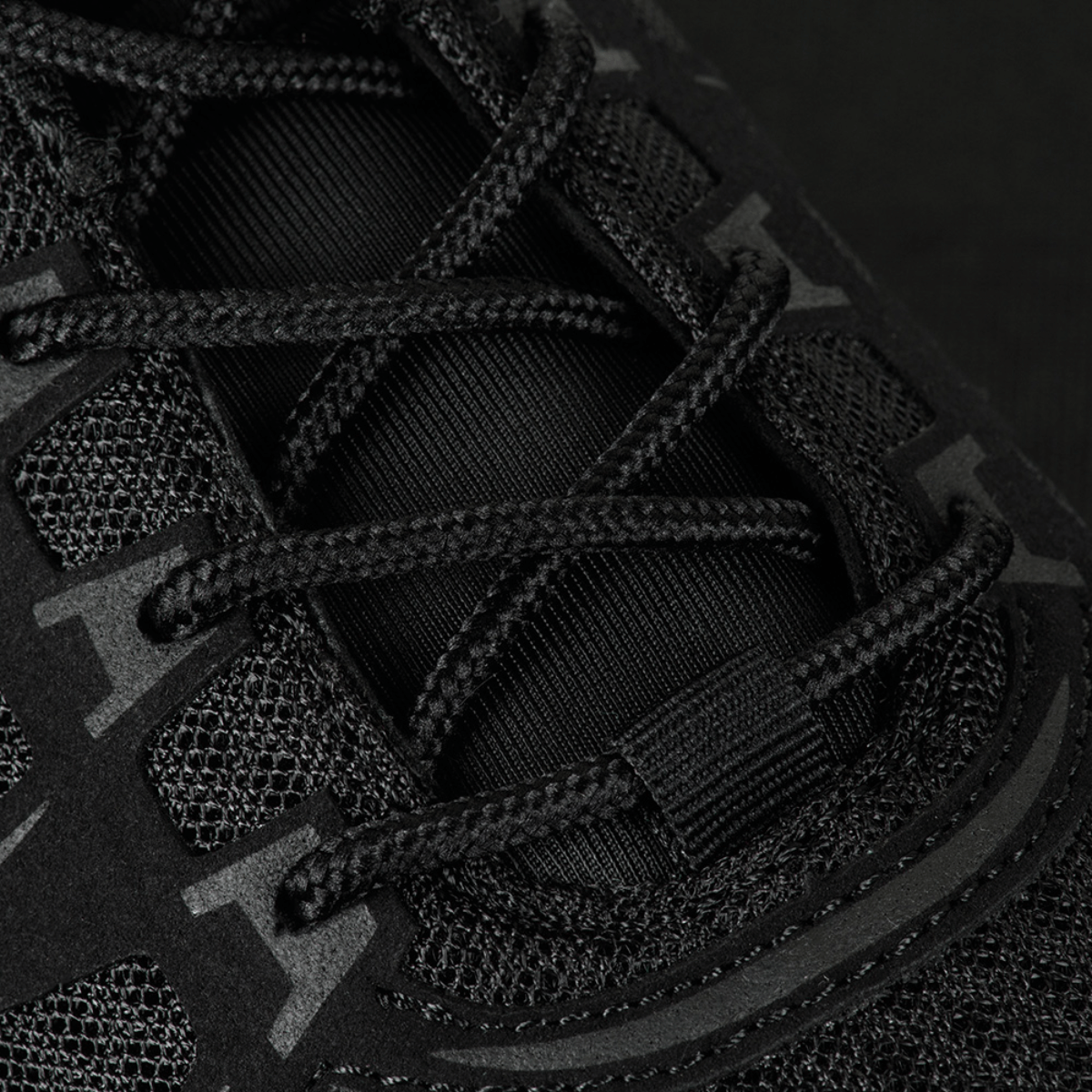 Detaljebillede af M-Tac Tactical Sneakers IVA med åndbart mesh og stærke snørebånd for holdbarhed og ventilation.