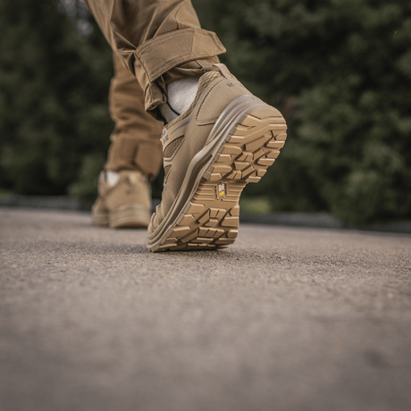 M-Tac Tactical Sneakers IVA, lette og ventilerede sko til trekking og outdoor-aktiviteter, nærbillede af slidstærk sål.