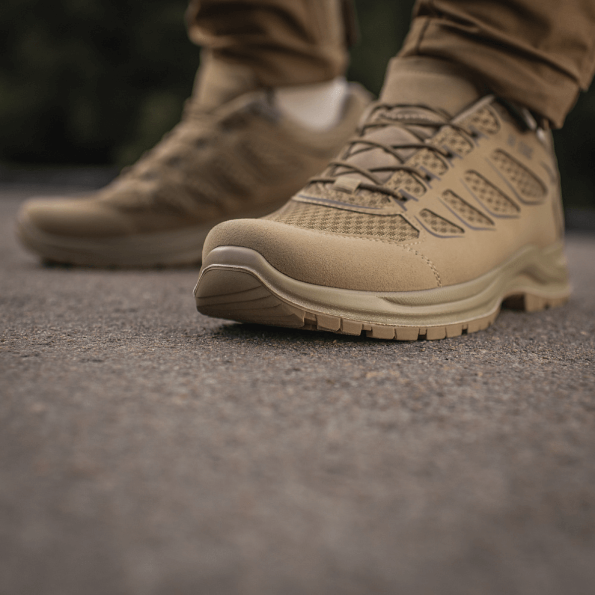 M-Tac Tactical Sneakers IVA ses på asfalt, lette og ventilerede sneakers til udendørs brug, populære til hverdag, trekking og outdoor-aktiviteter.