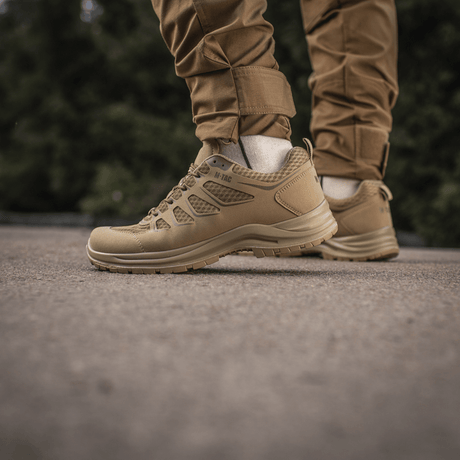 M-Tac Tactical Sneakers IVA i brug udendørs, lette og ventilerede sneakers til trekking og outdoor-aktiviteter.