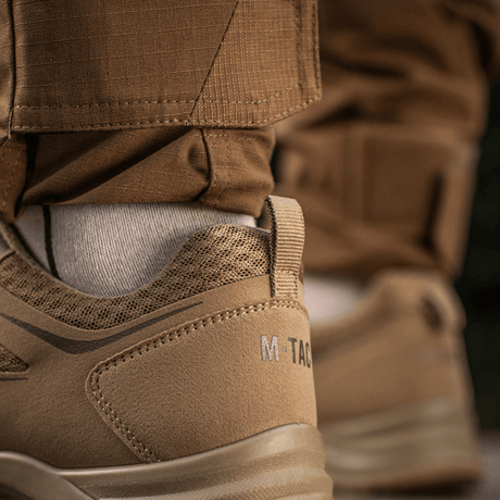 M-Tac Tactical Sneakers IVA i nærbillede, viser lædertå med åndbar mesh og slidstærk hæl for outdoor-aktiviteter.